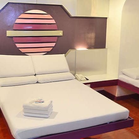 แอสโทรเตล กวาดาลูเป Hotel Mandaluyong ภายนอก รูปภาพ